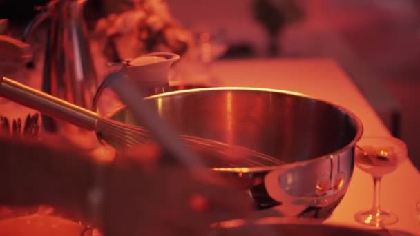 Processus de fouetter à la main dans un grand bol en acier sur une grande table au restaurant .