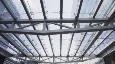 Cam cephe ve tavan ile bina yaratıcı şık urbanistic yüksek katlı.