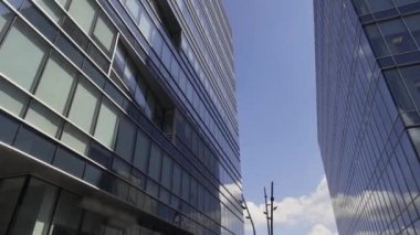Cam cephe ve balkon ile bina muhteşem yaratıcı kentsel yüksek katlı.