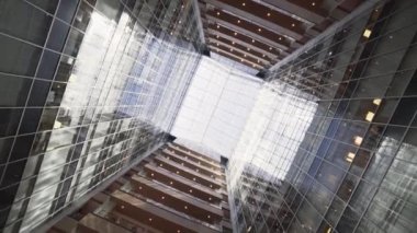 Bina cam cephe ve balkon ile harika yaratıcı kentsel yüksek katlı.