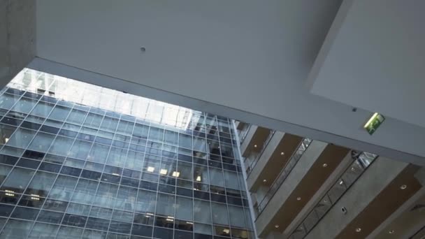 Elegante edificio urbanistico creativo con facciata in vetro e balconi . — Video Stock