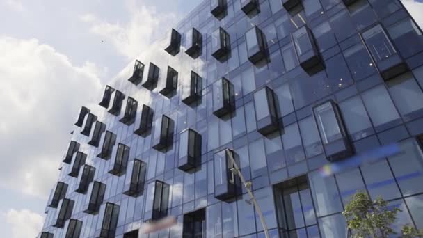 Creatieve ontwerpen omwalling hoogbouw gebouw met een glazen gevel en balkons. — Stockvideo