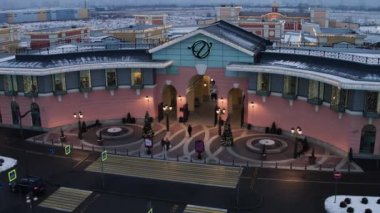 Bazı karmaşık pembe duvarlar ve l ile binaların büyük giriş