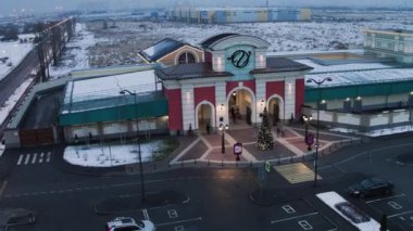 Birden çok satır e şehirde park yerinde, otomobillerin havadan görünümü