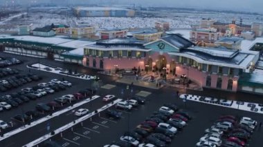 Araba ev şehirde park yerinde, birden çok satır dron görünümü