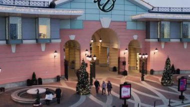 Bazı karmaşık pembe duvarlar ve l ile mağazaların giriş görünümünü