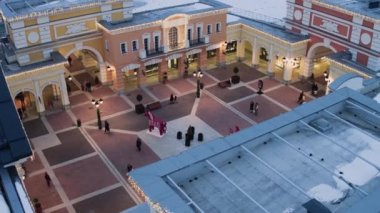 Aydınlatılmış çam ağacı, süslemeleri, Fuar çadırları ile şirin Meydanı 