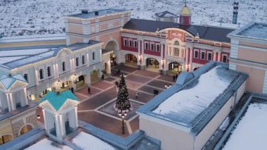 Aydınlatılmış çam ağacı, süslemeleri, Fuar çadırları ile şirin Meydanı 