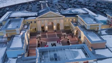 Drone cam Park, ışıklı çamların, Meydanı yönünde gösterir