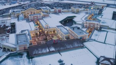 Otopark, ışıklı çamların, kış meydanında çok oy alan