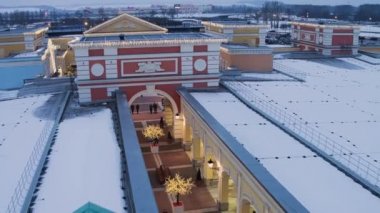 Otopark, ışıklı çamların, kış meydanında çok oy alan