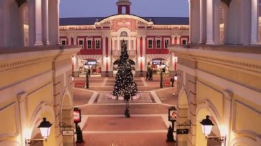 Saint Petersburg, Rusya Federasyonu - 19 Aralık 2018: Sihirli ışıklı süslü Noel ağacı ile inanılmaz küçük kare içinde ortasına yerleştirilir ve çatı üstleri tarafından kapsanan ile sarı binalarla çevrili