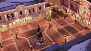 Muhteşem kare ile aydınlatılmış çam ağacı süslemeleri ile