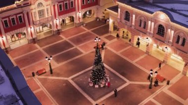 Dekor ile aydınlatılmış çam ağacı ile ışıklı Meydanı üstten görünüm