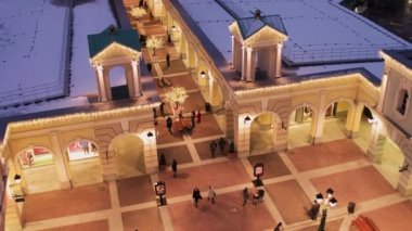 İnsanlar aydınlatılmış çam ağacı ile küçük Meydanı yürüme bir