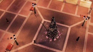 Süslemeleri ile aydınlatılmış çam ağacı ile şaşırtıcı tuğla Meydanı