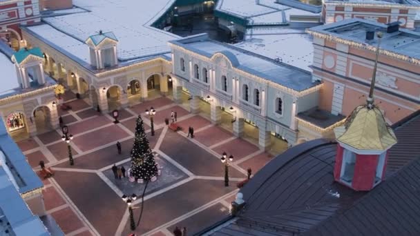 Blick von oben auf den Platz mit beleuchteter Kiefer, Dekorationen in sn — Stockvideo