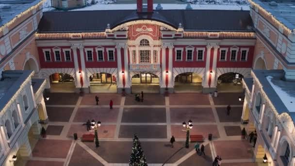 Piękny plac z zimowych urządzone sosny i oświetlone — Wideo stockowe