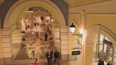 Işıklı ağaçlar ve depo binaları w ile yanan sokak