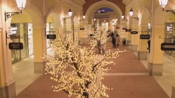 Rue lumineuse confortable avec des bâtiments de magasins jaunes éclairés et wa — Video