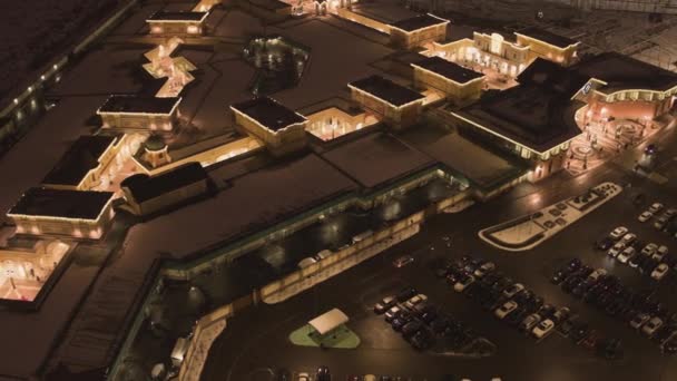 购物区灯火通明的建筑物的深色屋顶的风景 — 图库视频影像
