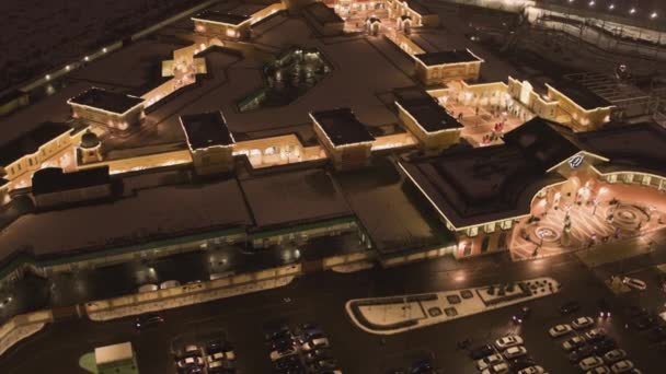 Scenery of dark roof tops of lighted buildings of shopping cente — Stock Video