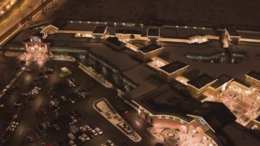 Otopark, yol arabalar ve ışıklı Schüco gece üstten görünüm