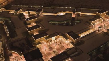 Otopark, yol arabalar ve ışıklı Schüco gece üstten görünüm