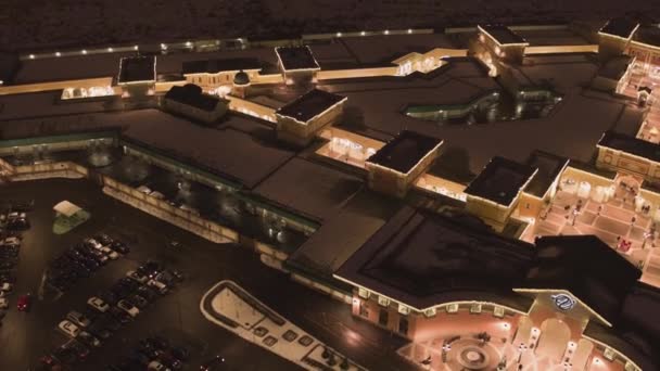 Scenérie temné střechy osvětlené budovy nakupování středis — Stock video