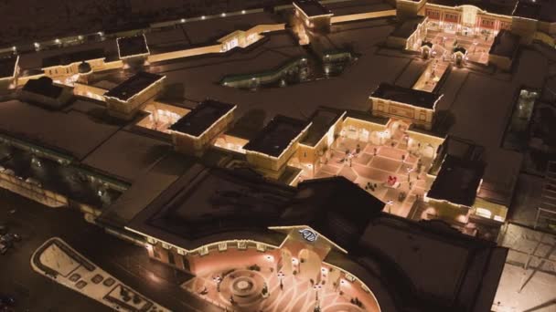 Vista aérea de tejados de edificios iluminados del centro comercial — Vídeo de stock