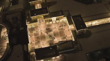 Saint Petersburg, Rusya - 19 Aralık 2018: Yanan binalar, şirin mevsimlik dekore edilmiş çam ağacı ile izole büyük alışveriş merkezinde küçük ışıklı kare çatı üstleri görünümünü akşam otopark