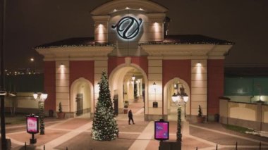 Saint Petersburg, Rusya Federasyonu - 19 Aralık 2018: Güzel binalar pembe duvarlar, aydınlatma lambaları, Alışveriş Merkezi kompleksinin çamların, çatı üstleri kapalı kar ve yürüme ile dekore edilmiş