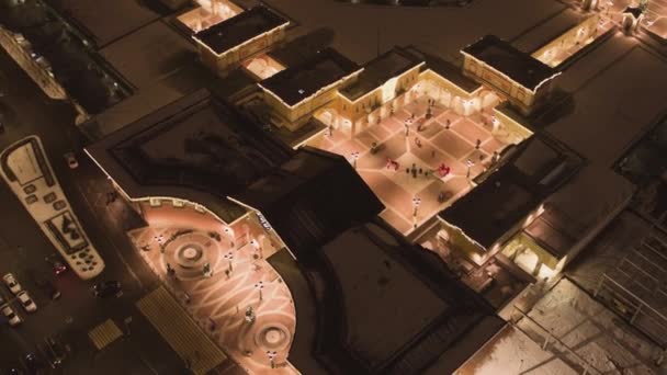 Vista céu de topos de telhado de edifícios iluminados de shopping center em — Vídeo de Stock