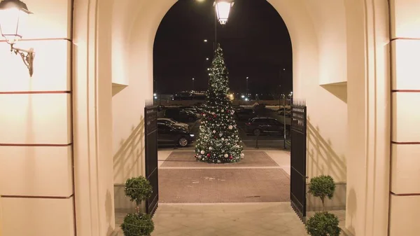 Kamera binadan geliyor ve süslü çam-t için yaklaşıyor