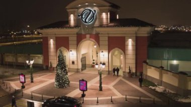 Saint Petersburg, Rusya Federasyonu - 19 Aralık 2018: Bazı karmaşık alışveriş merkezi ile pembe duvarlar, aydınlatma lambaları, binaların giriş çamların, karla kaplı çatı üstleri dekore edilmiş ve