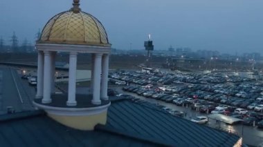 Otomobil kış akşamları şehirde park yerinde, birden çok satır havadan görünümü