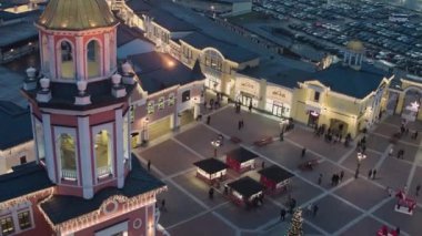 Gökyüzü görünümü güzel ışıklı Meydanı ile sevimli Noel ağacı ve çadır