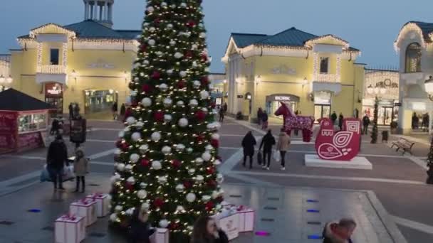 Drohne Blick auf Platz mit beleuchteten Gebäuden Weihnachtsbaum mit Parkplatz — Stockvideo