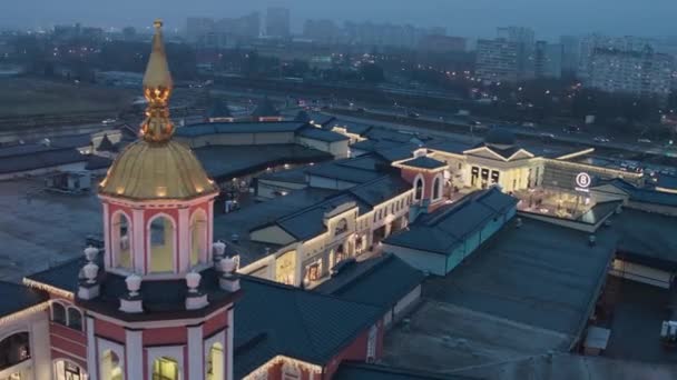 Вид на кілька освітленій дахи і будівель світильники у день зими — стокове відео