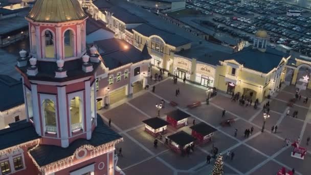 Vue du ciel de belle place éclairée avec arbre de Noël mignon et tentes — Video