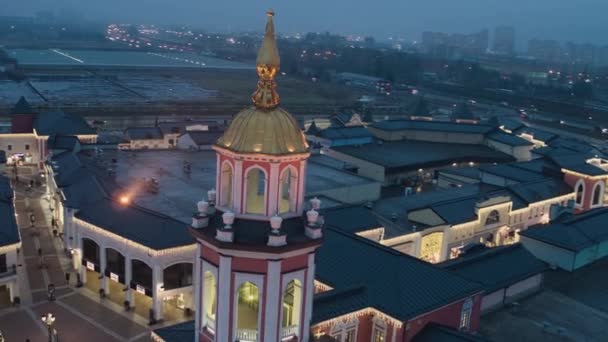 Abendlicher Blick auf den schön beleuchteten Platz mit niedlichem Weihnachtsbaum und Zelten — Stockvideo