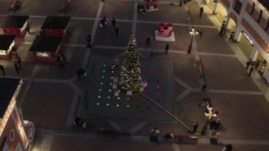 Akşam süslemeleri ile aydınlatılmış çam ağacı ile büyüleyici küçük kare