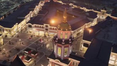 Parlak Noel ağacı ile küçük kare, altın kubbesi parlayan ile bina.