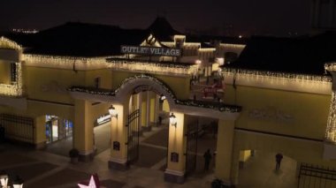 Moscow, Rusya Federasyonu - 15 Aralık 2018: büyük giriş outlet alışveriş merkezi kare, süslü çam ağacı, yüksek bina parlayan altın kubbesi, birden çok mağaza ile karanlık çatı üstleri ile Tur ile