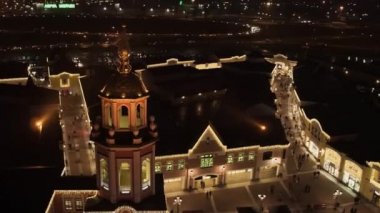 Kare outlet alışveriş merkezi Moskova'da yakın sokak parlak ışıklı