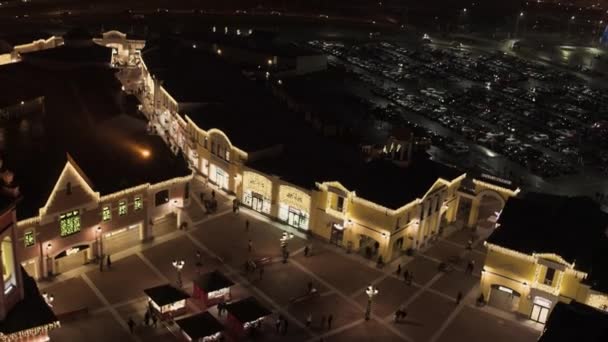 Mignonne rue éclairée avec la place à proximité du centre commercial de sortie à Moscou — Video