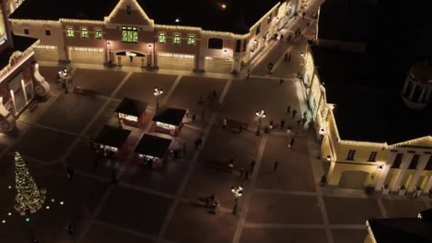 Luminosa calle iluminada con plaza cercana centro comercial outlet en Moscú — Vídeos de Stock
