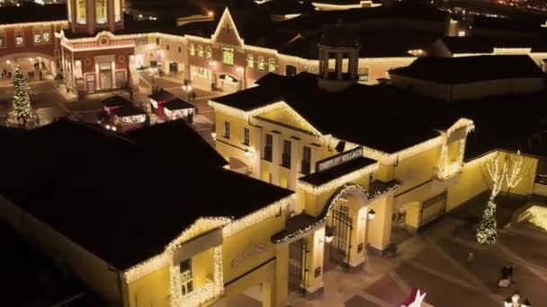 Schattig mall plein met verlichte pijnboom met versieringen en eerlijke tenten. — Stockvideo