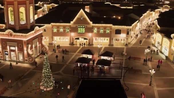 Maravillosa plaza pequeña con pino iluminado con decoraciones por la noche — Vídeos de Stock