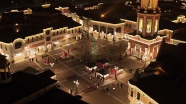 Noel süslemeleri ile aydınlatılmış çam ağacı ile muhteşem küçük kare